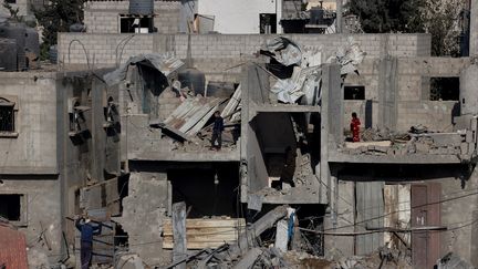 À Rafah, des habitants de l'enclave palestinienne constatent les dégâts causés par les bombardements israéliens. (MOHAMMED ABED / AFP)