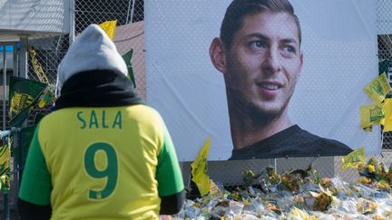 Un supporter devant le portrait hommage à Emiliano Sala, à Nantes, le 10 février 2019. (AFP)