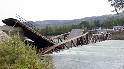 Le pont routier de Tretten&nbsp;s'est effondré le 15 août 2022 en Norvège, précipitant dans l'eau une voiture et un poids lourd, a annoncé la police norvégienne.&nbsp; (GEIR OLSEN / NTB / AFP)