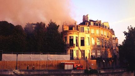 Un incendie s'est d&eacute;clar&eacute; dans l'h&ocirc;tel Lambert, dans la nuit du 9 au 10 juillet 2013, sur l'&icirc;le Saint-Louis, &agrave; Paris.&nbsp; (CLEMENT LE GOFF / FRANCE 2)