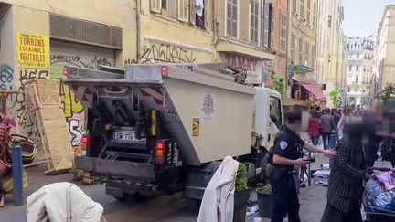 Ce sont des marchés sauvages que l'on voit fleurir dans le quartier de Noailles, à Marseille. On y trouve des vêtements, des chaussures et même de la nourriture vendue à même le sol. La police multiplie les patrouilles pour lutter contre les vendeurs à la sauvette de plus en plus nombreux. (France 2)