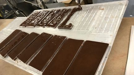 Des plaques de chocolat dans un laboratoire de chocolatrie. Photo d'illustration. (FRANCK DAUMAS / FRANCE-BLEU DRÔME-ARDÈCHE)