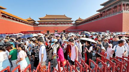 Des touristes visitent la Cité interdite par temps chaud à Pékin, en Chine, le 24 août 2024. (IMAGINECHINA / AFP)