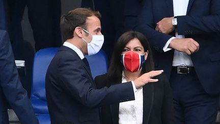 Emmanuel Macron et Anne Hidalgo lors de la finale de la Coupe de France de football au Stade de France de Saint-Denis (Seine Saint-Denis) le 24 juillet 2020 (FRANCK FIFE / AFP)