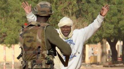 Un soldat malien arr&ecirc;te un homme &agrave; Gao, le 11 f&eacute;vrier 2013, au lendemain des &eacute;changes de tirs entre l'arm&eacute;e et les combattants jihadistes. (PASCAL GUYOT / AFP)