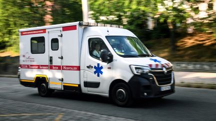 Une ambulance à Lyon, le 16 juillet 2023. (OLIVIER CHASSIGNOLE / AFP)