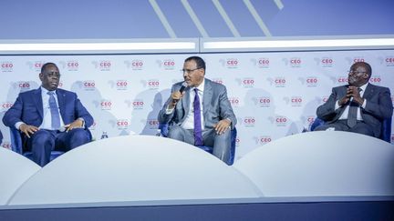 Le président sénégalais Macky Sall, son homologue nigérien Mohamed Bazoum et Tiemoko Meyliet Kone, vice-président de la Côte d'Ivoire, au Forum des PDG d'Afrique à Abidjan, en Côte d'Ivoire, le 14 juin 2022.&nbsp; (AFRICA CEO FORUM / HANDOUT / ANADOLU AGENCY)