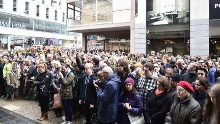 Une minute de silence sur les lieux où une attaque au camion bélier a fait quatre morts, dans le centre de Stockholm (Suède), lundi 10 avril 2017.&nbsp; (NOELLA JOHANSSON / TT NEWS AGENCY / AFP)