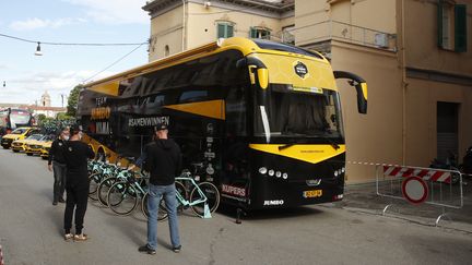 Le bus de la Jumbo-Visma avant le départ de la dixième étape que ses coureurs ne prendront pas après le test positif de leur leader Steven Kruijswijk. (LUCA BETTINI / AFP)