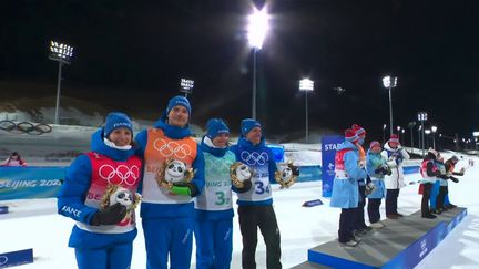 Samedi 5 février, les athlètes français ont gagné leur première médaille olympique aux Jeux d’hiver de Pékin&nbsp;(Chine)&nbsp;:&nbsp;de l’argent en biathlon dans l’épreuve de relais mixte.&nbsp;Il&nbsp;y&nbsp;a quatre ans, les Français étaient&nbsp;champions olympiques&nbsp;dans cette discipline.&nbsp;Résumé de la compétition. (FRANCE 3)