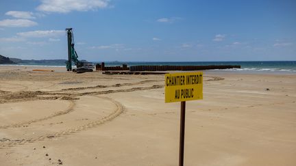 Face à la plage de Caroual à Erquy, les travaux de raccordement du parc éolien ont débuté le 15 mars 2021. (JEREMIAS GONZALEZ / MAXPPP)