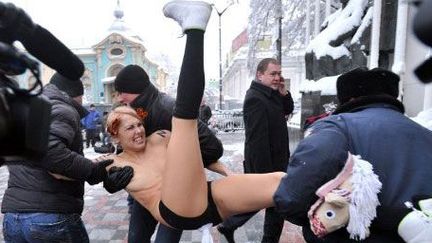 Pas de quartier pour les Femen qui finiront la journée au poste. (AFP PHOTO/GENYA SAVILOV)