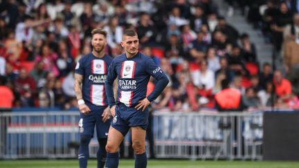 La détresse de Marco Verratti après la nouvelle défaite du PSG contre Lorient (1-3) au Parc des Princes, le 30 avril 2023. (FRANCK FIFE / AFP)