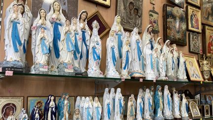 La boutique d'icônes et de figurines religieuses de Marie-Christine, à Lourdes. (MATHILDE ANSQUER / RADIO FRANCE)