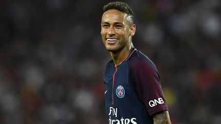 Avec un transfert à 222 millions d'euros, le Brésilien Neymar pèse presque un tiers de l'argent dépensé par les clubs français cet été. (FRANCK FIFE / AFP)