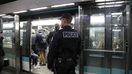 Un policier patrouille dans le métro, à Paris, le 2 novembre 2016. (FRANCOIS GUILLOT / AFP)