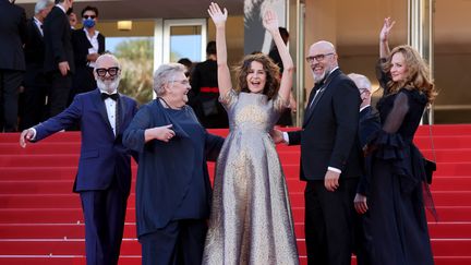 L'équipe du film "Aline" sur les marches de Cannes (VALERY HACHE / AFP)