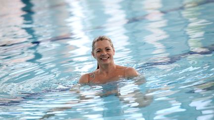 L'ancienne championne de France de natation synchronis&eacute;e, Muriel Hermine, dans une piscine de Levallois-Perret (Hauts-de-Seine), le 2 f&eacute;vrier 2015. (STEPHANE DE SAKUTIN / AFP)