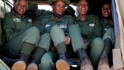 "Les Lionnes", la première unité d’écogardes entièrement féminine du Kenya ont rejoint l’OCWR (Olgululului Community Wildlife Rangers) composé d’environ 80 hommes au sein de six bases et d’une unité mobile explique l’IFAW, une ONG dotée du statut consultatif spécial auprès des Nations unies. Après avoir été formées par leurs collèges pendant plusieurs semaines, elles sont chargées de protéger la faune sauvage de l’OOGR dans le cadre du projet tenBoma, un programme de contre-braconnage. Mis en place en 2015 par l’IFAW (Fonds international pour la protection des animaux) en partenariat avec le Kenya Wildlife Service, tenBoma doit permettre de créer un centre interservices de renseignements sur la criminalité faunique.&nbsp; &nbsp; (NJERI MWANGI / REUTERS)