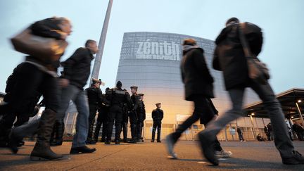 Des spectateurs devant le Z&eacute;nith de Nantes (Loire-Atlantique), le 9 janvier 2014. (JEAN-SEBASTIEN EVRARD / AFP)