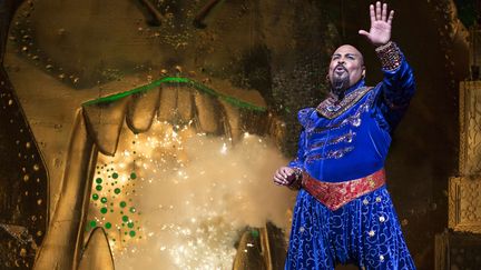 L'interpr&egrave;te du G&eacute;nie dans la com&eacute;die musicale Aladdin. (CYLLA VON TIEDEMANN / AP / SIPA)