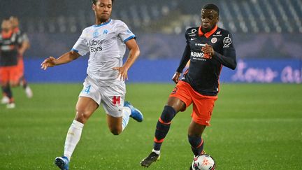 Kamara (Marseille) à la poursuite de Mavididi (Montpellier) (PASCAL GUYOT / AFP)