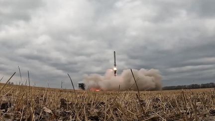 Un missile Iskander (image fournie par le ministère de la Défense russe le 30 mars 2022), le type de missile employé par les forces russes pour une frappe sur un terrain militaire à Dnipro (Ukraine), le 27 mai 2022.&nbsp; (RUSSIAN DEFENCE MINISTRY / AFP)