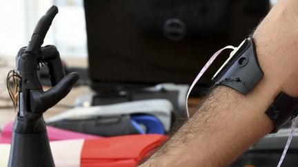 Des ingénieurs tunisiens testent le prototype d’une main artificielle, le 20 octobre 2020, à Sousse.&nbsp; (BECHIR TAIEB / AFP)