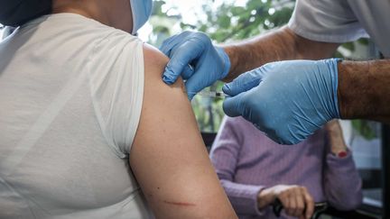 Une campagne de vaccination contre la grippe dans un Ehpad, pour les résidents et le personnel, en octobre 2022. (LUC NOBOUT / MAXPPP)