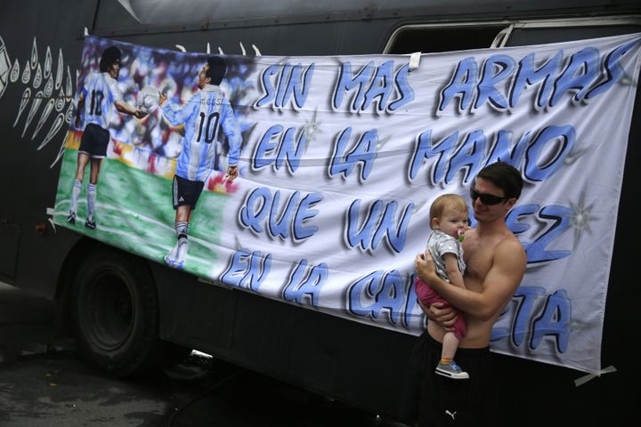 &nbsp; ("Pas d'armes mais des numéros 10", banderole d'un fan argentin en référence à Maradona et Messi © Reuters)