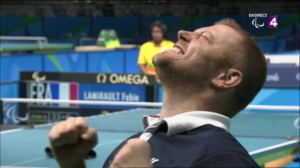 Fabien Lamirault célèbre sa médaille d'or en tennis de table aux Jeux paralympiques de Rio le 13 septembre 2016. (FRANCE 4)