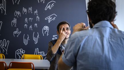 Des étudiants malentendants à un cours en langue des signes à "Signes &amp; Formations" sur le Campus Numérique de Lyon (Rhône). (JEAN-PHILIPPE KSIAZEK / AFP)