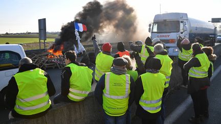 Des "gilets jaunes" manifestent à La Rochelle (Charente-Maritime), le 19 novembre 2018. (XAVIER LEOTY / AFP)