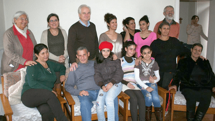 Au premier plan à gauche, Andira et Georges, leurs filles Anji (avec le béret rouge) et Rita (avec le pull rayé), à Précigné (Sarthe), le 5 novembre 2015. (DR)