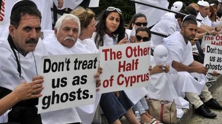 Bruxelles, le 27 juin 2012 : des Chypriotes turcs dénoncent les violations des droits de l'Homme et l'isolement. (AFP PHOTO GEORGES GOBET)