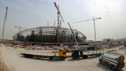 La ville de Doha au Qatar, pays hôte du Mondial 2022, est envahie par des chantiers et des embouteillages. (KARIM JAAFAR / AFP)