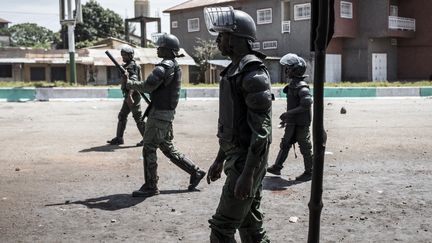 Des policiers guinéens dans les rues de Conakry (Guinée) lors d'une manifestation contre la réélection d'Alpha Condé, le 23 octobre 2020.&nbsp; (JOHN WESSELS / AFP)