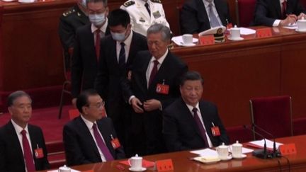 Une scène stupéfiante s'est déroulée lors du congrès du Parti communiste chinois, vendredi 22 octobre.&nbsp;Hu Jintao, l'ancien président chinois, a été escorté vers la sortie dans un silence glaçant. (FRANCEINFO)