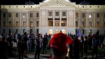 Des partisans de Donald Trump réunis devant le&nbsp;Capitole de l'Etat de l'Arizona pour contester les résultats de l'élection présidentielle, à Phoenix, le 4 novembre 2020. (EDGARD GARRIDO / REUTERS)