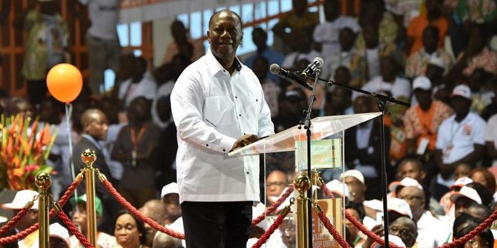 Le président ivoirien, Alassane Ouatarra prend la parole devant le congrès de son parti (RDR) réuni à Abidjan le 5 mai 2018. (Photo AFP/Sia Kambou)