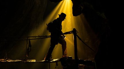 Coiffé de son célèbre chapeau, Indiana Jones est de retour pour de nouvelles aventures dans les salles obscures le 23 juin prochain.&nbsp; (THE WALT DISNEY COMPANY)