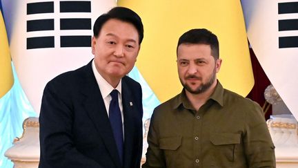 Le président de la Corée du Sud Yoon Suk-yeol (gauche) et le président de l'Ukraine Volodymyr Zelensky lors d'une conférence de presse commune, à Kiev, la capitale ukrainienne, le 15 juillet 2023. (SERGEI SUPINSKY / AFP)