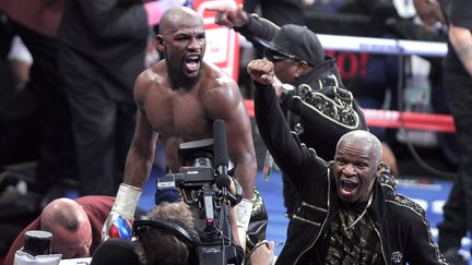 Le boxeur Floyd Mayweather fête sa victoire face à Conor McGregor lors du "combat du siècle", le 26 août 2017, à Las Vegas (Nevada, États-Unis). (JOHN GURZINSKI / AFP)