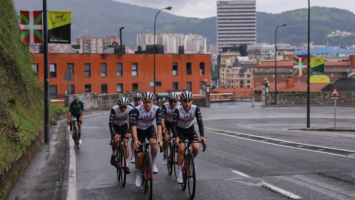 Tadej Pogacar et la formation UAE-Emirates en reconnaissance à Bilbao, le 29 juin 2023. (THOMAS SAMSON / AFP)