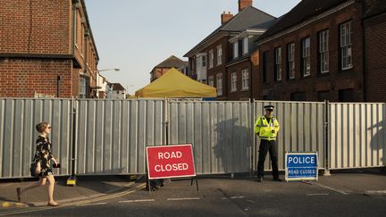 Un policier barre l'accès, le 5 juillet 2018, à une rue près de la maison de Dawn Surgess, morte huit jours après avoir été hospitalisée pour contamination au Novitchok, à Salisbury (Royaume-Uni). (JUSTIN GRIFFITHS-WILLIAMS / SPUTNIK / AFP)