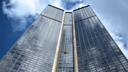 Tour Montparnasse (210 mètres), escaladée par  Alain Robert en avril 2015
 (STEPHANE DE SAKUTIN / AFP)