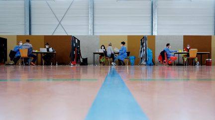 Un centre de vaccination contre le Covid-19 dans un gymnase à&nbsp;Eisleben en Allemagne, le 27 avril 2021. (SEBASTIAN WILLNOW / DPA-ZENTRALBILD / AFP)