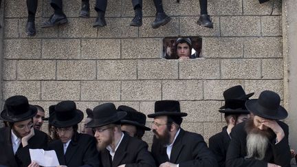 Des juifs ultra-orthodoxes attendent les fun&eacute;railles du rabbin Moshe Yehoshua Hager &agrave; Bnei Brak (Isra&euml;l), le 14 mars 2012. (ODED BALILTY / AP / SIPA)