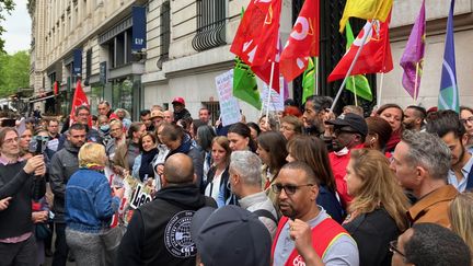 Une centaine de personnes se sont rassemblées à Paris mardi 23 mai, devant le siège d'Equistone, actionnaire majoritaire de l'entreprise textile Vertbaudet. (WILLY MOREAU / RADIO FRANCE)