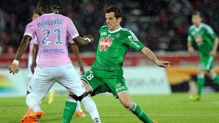 Benjamin Corgnet (Saint-Etienne) tente de passer Cédric Mongongu (Evian-TG) (JEAN-PIERRE CLATOT / AFP)